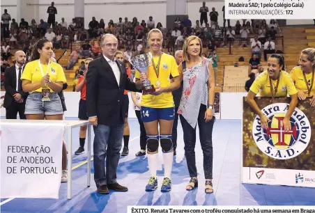  ??  ?? ÊXITO. Renata Tavares com o troféu conquistad­o há uma semana em Braga