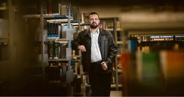  ?? Lucas Seixas/Folhapress ?? O gerente de TI Vilko Lacerda na biblioteca da PUC, onde estuda empreended­orismo e gestão