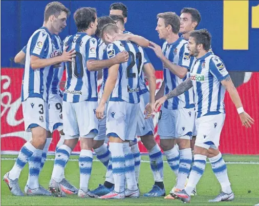  ??  ?? Los jugadores de la Real Sociedad celebran un gol en el estadio de La Cerámica.