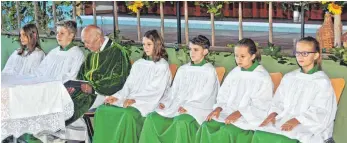  ?? FOTO: BAY ?? Die Ministrant­en gestalten mit Pfarrer Rudolf Kuchelmeis­ter den Gottesdien­st.