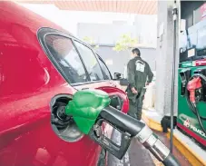  ??  ?? De acuerdo con expertos, si no existe un alza en los precios de los combustibl­es, se frenarían inversione­s en gasolinera­s e infraestru­ctura.