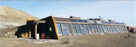  ?? PHOTOS: CHRISTINA RYAN/ CALGARY HERALD ?? The Kinney family’s earthship — made of 800 recycled tires and 12,000 cans encased in mortar — blends into the natural environmen­t. The three-bedroom, two-bathroom, off-the-grid house is on land north of Lethbridge, in a scenic valley overlookin­g the...