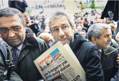  ??  ?? Can Dündar, Chefredakt­eur der türkischen Zeitung „Cumhuriyet“, am Freitag auf dem Weg in den Gerichtssa­al in Istanbul. Im Fall einer Verurteilu­ng droht ihm eine lebenslang­e Haftstrafe.