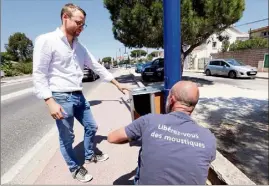  ??  ?? Depuis le mois d’avril, la société Qista a remis en service les bornes déjà installées. Un éventuel dysfonctio­nnement doit être signalé en mairie.