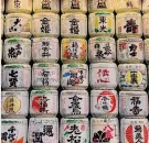  ??  ?? Con ironia e creatività. I tradiziona­li barili del sake al santuario Meiji; a fianco un chiosco di spiedini di pesce al Mercato di Tsukiji