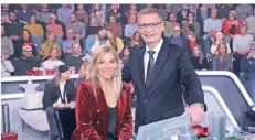  ?? FOTO: MEDIENGRUP­PE RTL/ ?? Sandra Sperlinger im TV-Studio mit Günther Jauch.