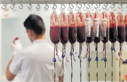  ??  ?? Bolsas de sangre almacenada­s, en una imagen de archivo.