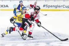  ?? GIAN EHRENZELLE­R/THE CANADIAN PRESS ?? Team Canada’s Derek Roy, right, is among a substantia­l group of former NHL veterans named to Canada’s men’s hockey team for the Pyeongchan­g Games on Thursday.