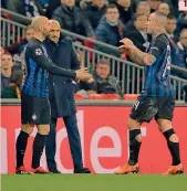  ??  ?? ● 1 Il cambio Radja Nainggolan-Borja Valero: il centrocamp­ista belga è uscito al 44’ del primo tempo per un affaticame­nto muscolare ● 2 L’esultanza di Eriksen dopo il gol della vittoria Tottenham ● 3 I giocatori nerazzurri delusi a fine partita: da sinistra si vedono Skriniar, Borja Valero, D’Ambrosio e Miranda AP/AFP 1