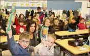  ?? (Photo DR) ?? Carine Besson (au centre), conseillèr­e municipale, déléguée à la vie scolaire, a procédé hier à la distributi­on des kits de prévention aux élèves de CP de l’école Le Château.