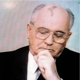 ??  ?? Michail Gorbatscho­w, der letzte Sowjetpräs­ident, verkündete am 25. Dezember 1991 im Fernsehen seinen Rücktritt.