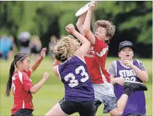  ?? CLIFFORD SKARSTEDT EXAMINER ?? Chemong’s Ethan Bulmer stretches for a pass against James Strath in Ultimate Disc elementary action on Wednesday at Beavermead Park.