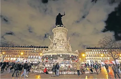  ?? AP ?? Flores y banderas.
Los parisinos se reunieron ayer en la Plaza de la República en recuerdo de las víctimas.