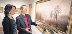  ?? RP-FOTO: RM- ?? Der Sammler Michael Horn, hier mit Museumsmit­arbeiterin Silke Klaas, hat dem Haus eine Auswahl seiner Werke von Hans Friis zur Verfügung gestellt.