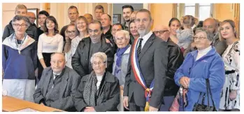  ??  ?? Les époux Le Moine entourés de leurs enfants et petits-enfants, en présence de Loïc Raoult, maire de la commune et de Marie-Annick Guernion-Batard, première adjointe.