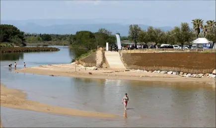  ??  ?? Le chantier a démoli la pile de l’ancien pont ferroviair­e et supprimé une partie des remblais, réalisant une rampe d’accès en pente plus douce. (Photos Philippe Arnassan)