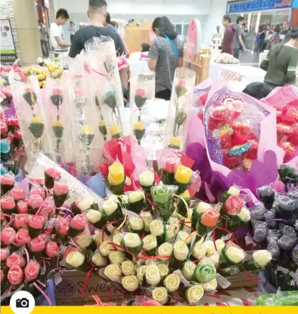  ?? PHOTO BY ALLAN CUIZON ?? EDIBLE LOVE: Some enterprisi­ng confection­er tries pastillas as base ingredient, instead of the usual chocolate, for a Valentine’s fare. Pastillas is a well-loved Filipino sweet made of milk and margarine.