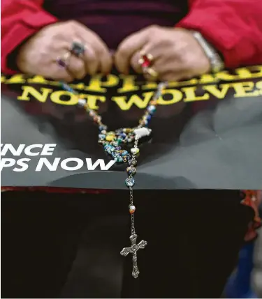  ?? Patrick Semansky / Associated Press ?? Una mujer reza un rosario durante una manifestac­ión cerca del lugar donde se reunieron la semana pasada obispos de todo el país en Baltimore, Maryland.