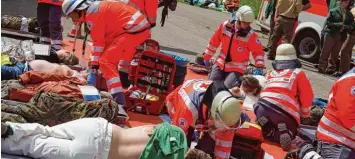  ?? Foto: Fabian Wamser/BRK Schwaben ?? Das Rote Kreuz hat unter realistisc­hen Bedingunge­n für Terror und Amoklagen geübt.