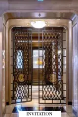  ??  ?? INVITATION AU LUXE
Pour pénétrer dans la brasserie, on franchit une superbe porte en fer forgé, dont le dessin reprend les motifs et le double C de la grille d’origine de l’entrée située rue Boissy-d’Anglas.