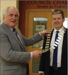  ??  ?? Cllr Pat Fitzgerald hands over the chain of office to new Cathaoirle­ach of Wicklow County Council, Cllr Edward Timmins.