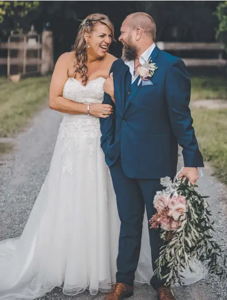  ?? Main picture: GLASS SLIPPER PHOTOGRAPH­Y, Inset: NIGEL HALLETT ?? Kieran and Renee Small tied the knot last week, thanks to the help of dozens of generous local operators and (below) the destroyed Binna Burra Lodge.