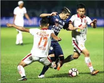  ?? DOLI SIREGAR/RADAR MALANG ?? SULIT: Gelandang serang Arema Esteban Vizcarra (tengah) kesulitan membongkar pertahanan ketat Borneo FC dalam laga di Stadion Kanjuruhan, Kabupaten Malang, tadi malam.