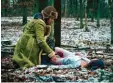  ?? Foto: Conny Klein, rbb, dpa ?? Die Bloggerin Charlie findet im Wald die tote Joggerin Carolina Gröning.