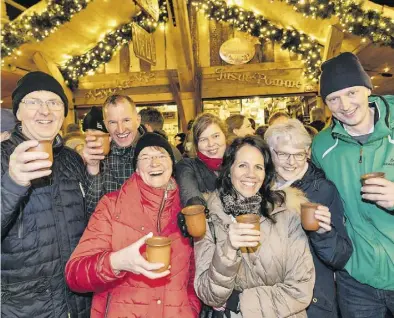  ?? BILD: Archiv ?? So soll es wieder werden: Gemeinsam kann auf dem Lambertima­rkt Feuerzange­nbowle getrunken werden, sofern alle geimpft, genesen oder getestet sind.