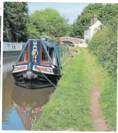  ?? ?? Tixall Lock and cottage on the Staffordsh­ire & Worcesters­hire Canal.