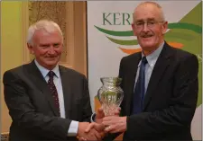  ??  ?? Martin Fitzgerald presenting the trophy to the Hall of Fame winner Mike O’Connor