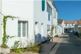  ??  ?? Les Portes-en-ré. Prière de ne pas déranger les maisons assoupies au fond des venelles fleuries…