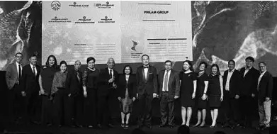  ??  ?? Philam Group Executives, joined by the Department of Labor and Employment (DoLE) and Business Media representa­tives, receive the Best Companies to Work for in Asia 2018 Award. From left: Leo Tan, Chief Marketing Officer, Eric Lustre, Chief Executive...