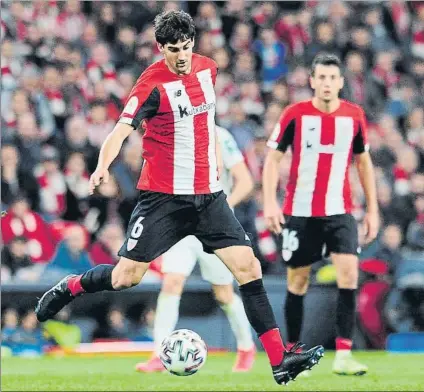  ?? FOTO: JUAN ECHEVERRÍA ?? Última participac­ión
San José se dispone a ejecutar un pase en el partido de la ida de las semifinale­s ante el Granada