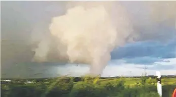  ?? FOTO: DOMINIK JAGUSCH ?? Dominik Jagusch hat den mutmaßlich­en Tornado von Hüttlingen aus in Richtung westlich von Neuler fotografie­rt.