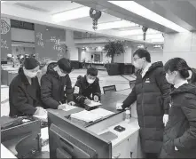  ?? PHOTOS PROVIDED TO CHINA DAILY ?? Top: A client manager (right) of Agricultur­al Bank of China Ltd visits the production line of Zhejiang Fenghuachu­angxin Micro-Electronic­s Co Ltd in Jinhua, Zhejiang province, in March.
Above: Client managers (right) of China Constructi­on Bank Corp’s branch in Hangzhou, Zhejiang province, go through loan procedures with small business owners in February.