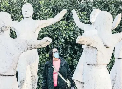  ?? XAVIER CERVERA ?? Una persona observa el monumento de la sardana, pendiente de restaurars­e tras el ataque en octubre