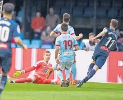  ??  ?? PRIMER GOL. Baptistao adelantó al Espanyol a los diez minutos.