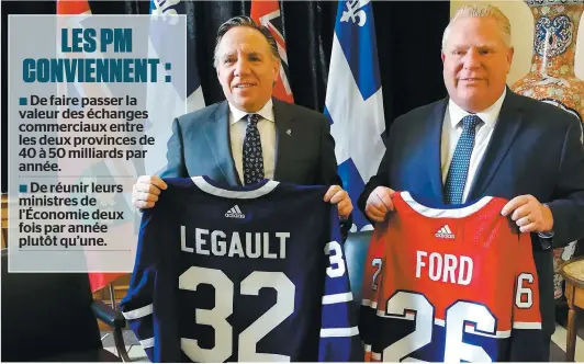  ?? PHOTO MARC-ANDRÉ GAGNON ?? François Legault et Doug Ford se sont échangés les chandails de leur équipe favorite. « Je suis heureux de voir que les Maple Leafs de Toronto sont de retour, a dit M. Legault. […] Enfin, nous allons avoir une vraie bataille entre les Canadiens et les Maple Leafs. »