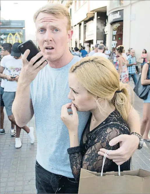  ?? PEDRO MADUEÑO ?? Pánico e incertidum­bre. Dos turistas en estado de shock tras el atentado