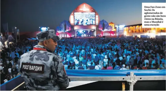  ??  ?? Uma Fan Zone em Sochi. Os aglomerado­s de gente não são bem vistos na Rússia, mas o Mundial é uma exceção