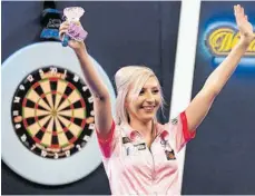  ?? FOTO: TESS DERRY/DPA ?? Der sensatione­lle Siegeszug ist vorbei: Fallon Sherrock rockt zwar auch gegen Chris Dobey die Darts-WM, doch es reicht nicht.