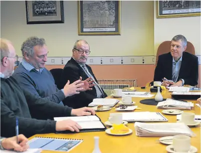  ?? Picture: George McLuskie. ?? Willie Rennie in discussion with Fife Licensed Trade Associatio­n members.