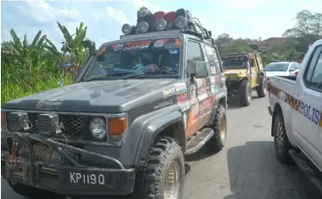  ??  ?? Jamboree participan­ts arriving in Kapit. They assembled at the Old Airport due to the narrow roads and lack of parking in the town.