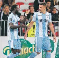  ?? JEAN-PAUL PELISSIER / EFE ?? Celebració­n. Felipe Caicedo (i) festeja con Sergej Milinkovic (d) su anotación.