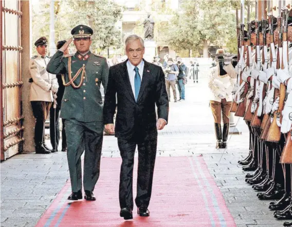  ??  ?? ► El Presidente Sebastián Piñera ingresando a La Moneda, el pasado 12 de marzo.