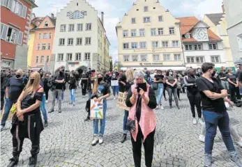  ?? FOTO: DENISE TATAVITTO ?? An die 200 Lindauer nehmen an der Kundgebung vor dem Alten Rathaus teil, weitere gut 150 demonstrie­ren vor der Inselhalle.