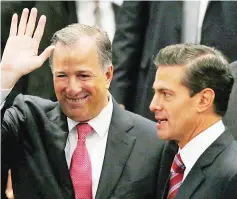  ??  ?? Meade waves next to Pena Nieto during an event where the latter announced the resignatio­n of Meade, at Los Pinos presidenti­al residence in Mexico City, Mexico. — Reuters photo