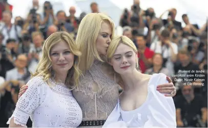  ??  ?? Moment de tendre complicité entre Kirsten Dunst, Nicole Kidman et Elle Fanning.