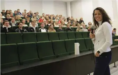  ?? FOTO: ÅGE HARALD DRANGSHOLD­T ?? Monica K. Torstveit holdt nylig et foredrag for idrettsele­ver i 1. klasse. – De skjerpet ørene straks temaet ble proteiner, sier idrettspro­fessoren.